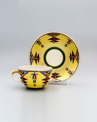 Чайная пара с орнаментом на желтом фоне. Дулево, 1930-е годы. 
Фарфор, надглазурная роспись 