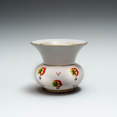 Ваза &laquo;Анютины глазки&raquo;. ЛФЗ, 1970-1980е годы. 
Фарфор, роспись, глазурь, позолота. 
Высота: 9,5 