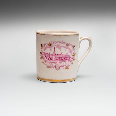 Чашка сувенирная &laquo;Вид Кремля. Память о Москве&raquo;. СССР, Дулево, 1957 год. 
Фарфор, цветная печать 