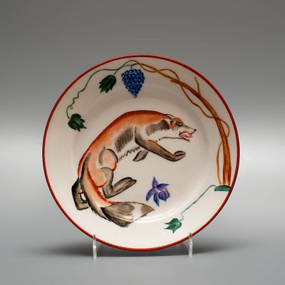 Тарелка "Лиса и виноград". ГФЗ, 1920-1930-е годы. 
Фарфор, полихромная надглазурная роспись. 