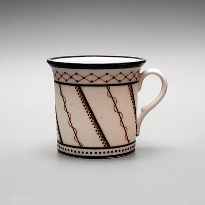 Кофейная чашка с геометрической росписью. ЛФЗ, 1918 год. 
Фарфор, надглазурная роспись (по 