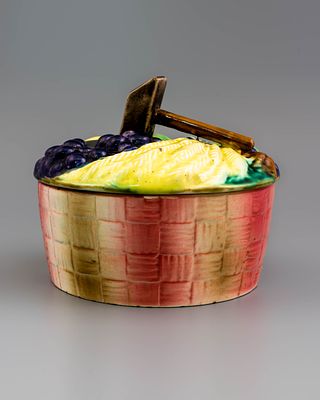 Редкая коллекционная масленка с крышкой с изображением советских эмблем. Фаянсовая фабрика 