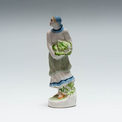 Скульптура &laquo;Женщина с капустой&raquo; (&laquo;Сбор овощей&raquo;). ЛФЗ, конец 1930-х годов. 
Фарфор, надглазурная 