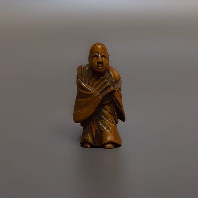 Нэцкэ &laquo;Самурай с веером&raquo;. Мастер: Сюдзан. 
Япония, 19 век. 
Дерево, резьба. 
Высота: 5,5 