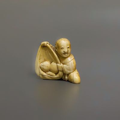 Нэцкэ &laquo;Поймавший удачу&raquo;. Япония, 19 век. 
Кость, резьба. 
Высота: 3,3 см. 
Состояние: 