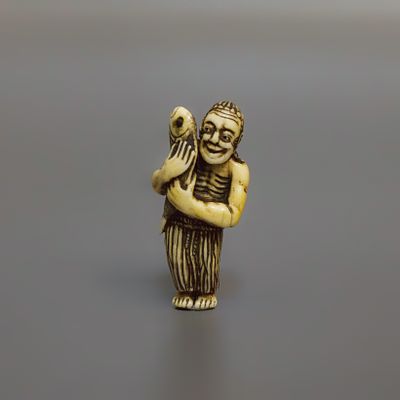 Нэцкэ &laquo;Варвар южных морей&raquo;. Япония, 19 век. 
Кость, резьба, инкрустация. 
Высота: 5,5 см 
