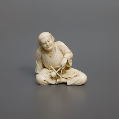 Нэцкэ &laquo;Мастеровой-сверлильщик&raquo;. Япония, 19 век. 
Кость, резьба. 
Высота: 4 см. 
Подпись мастера. 