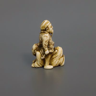 Нэцкэ &laquo;Легенда о Хань Сине&raquo;. Япония, 19 век. 
Кость, резьба. 
Высота: 3,5 см. 
Состояние: 