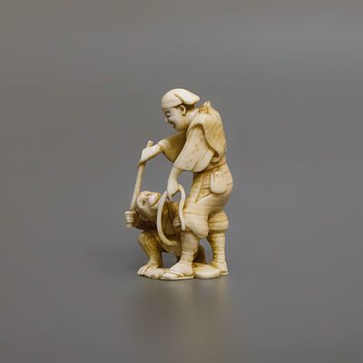 Нэцкэ &laquo;Сарумаваси&raquo;. Япония, 19 век. 
Кость, резьба. 
Высота: 4 см. 
Состояние: 