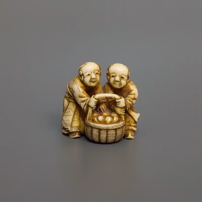 Нэцкэ &laquo;Два карако с корзиной персиков&raquo;. Мастер: Око. 
Япония, 19 век. 
Кость, резьба. 
Высота: 