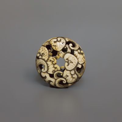 Нэцкэ &laquo;Грибы линчжи&raquo;. Япония, 19 век. 
Кость, резьба. 
Высота: 4,2 см. 
Состояние: 