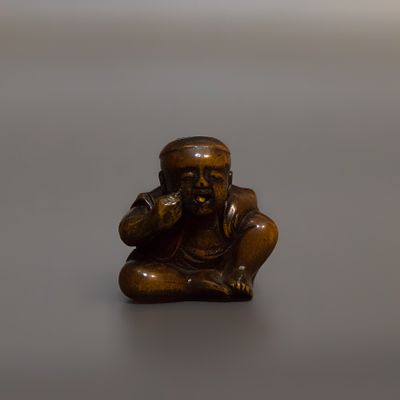 Нэцкэ &laquo;Дразнящий&raquo;. Япония, 19 век. 
Дерево, резьба, лак. 
Высота: 3 см. 
Состояние: 