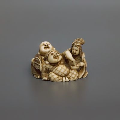 Нэцкэ &laquo;Хотэй, Дайкоку и Бэндзайтэн&raquo;. Япония, 19 век. 
Кость, резьба. 
Высота: 3,3 см. 
Подпись 