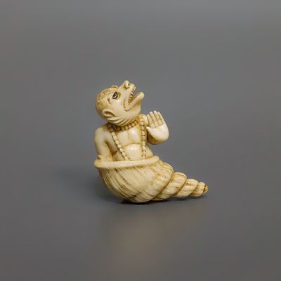 Нэцкэ &laquo;Демон, вылезающий из раковины&raquo;. Мастер: Гараку. 
Япония, 19 век. 
Кость, резьба 