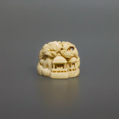 Нэцкэ &laquo;Павильон в горах&raquo;. Япония, 19 век. 
Кость, резьба. 
Высота: 3 см. 
Состояние: 