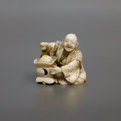 Нэцкэ &laquo;Японец, раздувающий огонь в фонаре&raquo;. Япония, 19 век. 
Кость, резьба, гравировка 