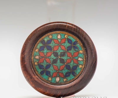 Нэцкэ-кагамибута с геометрическим орнаментом. Япония, середина 19 века. 
Дерево, эмаль. 