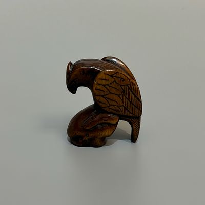 Ранняя нэцкэ &laquo;Орёл&raquo;. Япония, 17-18 век. 
Дерево, резьба. 
Высота: 4,5 см. 
Состояние: 