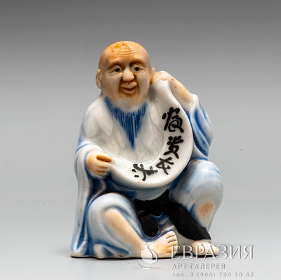 Фарфоровая нэцкэ &laquo;Сэннин&raquo;. Япония, 19 век. 
Фарфор, подглазурная и надглазурная роспись. 