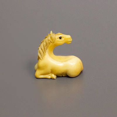 Нэцкэ &laquo;Лежащая лошадь&raquo;. Япония, 20 век. 
Кость, резьба, тонировка, инкрустация камнем (глаза). 