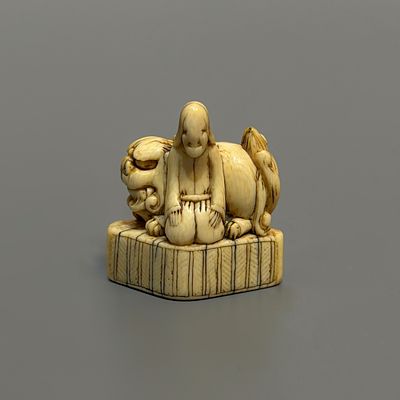 Нэцкэ &laquo;Архат и карасиси&raquo;. Япония, 18 век. 
Кость, резьба. 
Высота: 4,5 см. 
Состояние: 