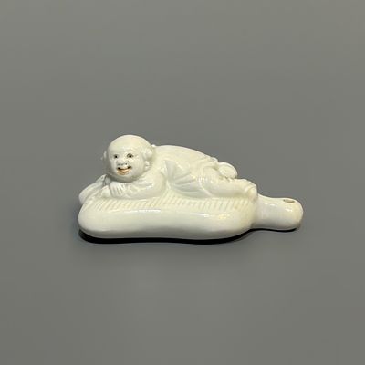 Фарфоровая нэцкэ &laquo;Карако на веере&raquo;&. Япония, середина 19 века. 
Фарфор, надглазурная роспись. 