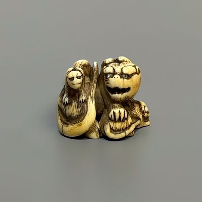 Нэцкэ &laquo;Тигрица с тигрятами&raquo;. Мастер: Томотаба. 
Япония, 19 век. 
Кость, резьба, инкрустация. 
