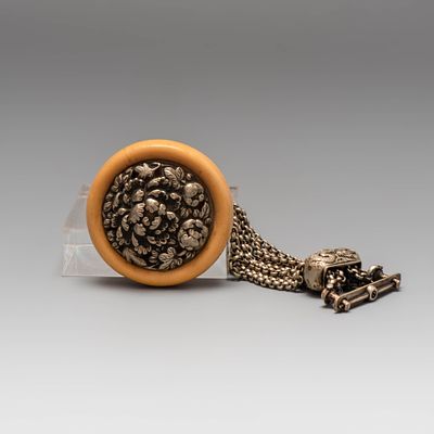 Нэцкэ &laquo;Пионы&raquo;. Япония, 19 век. 
Кость, металл. 
Диаметр: 5 см. 
Состояние: 