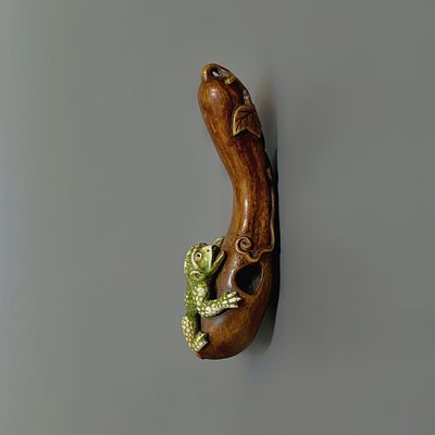 Нэцкэ &laquo;Каппа на баклажане&raquo;. Мастер: Мингёку. 
Япония, 20 век. 
Дерево, кость, резьба, перламутр 