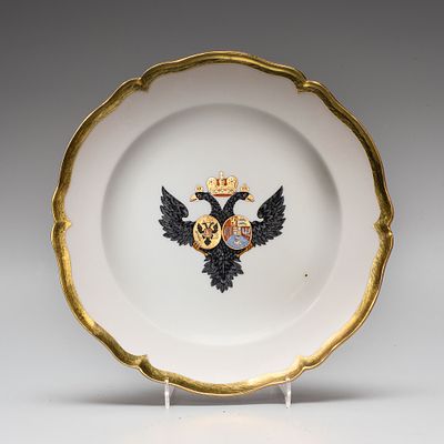 Фарфоровая тарелка с изображением двуглавого орла. Фарфор, надглазурная роспись, золочение. 