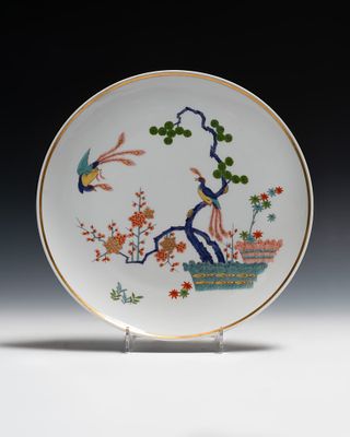 Тарелка с росписью в стиле Какиэмон. Мейсен, 1950-1960-е годы. 
Фарфор, поглазурная роспись 