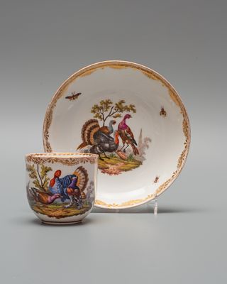 Чайная пара. Германия, Мейсен, 19 век. 
Фарфор, надглазурная роспись, позолота. 
Высота 