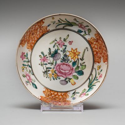 Блюдце 18 век. Китай, первая четверть 18 века. 
Фарфор, надглазурная роспись эмалями, железной 