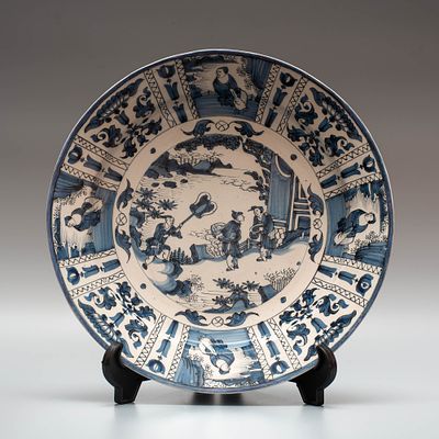 Блюдо &laquo;Китайские сцены&raquo;. Голландия, последняя четверть XVII – XVIII в. 
Фаянс, глазурь 