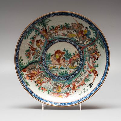 Уникальная тарелка с изображением охотничьих сцен. Китай/Голландия, начало XVIII века. 
Фарфор 