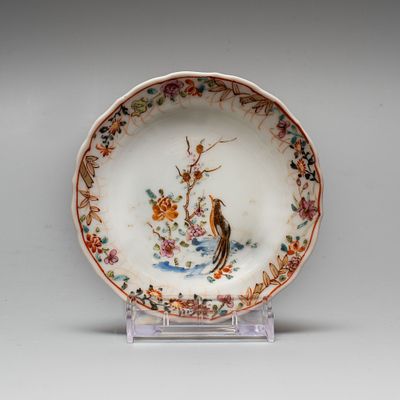 Блюдце с декором &laquo;Цветы-птицы&raquo;. Китай-Западная Европа, период Цяньлун (1736-1795). 
Фарфоровое 