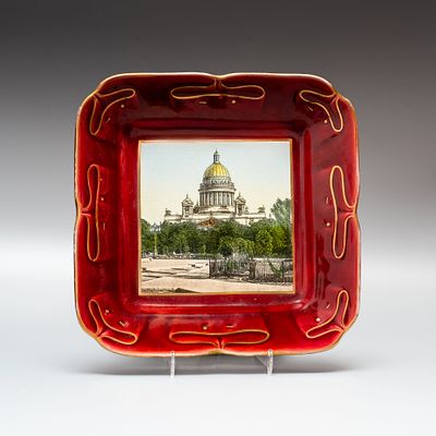 Тарелка с видом Исаакиевского собора. Франция, конец 19 века. 
Фаянс, кракелюр, печать, крыть&euml; 