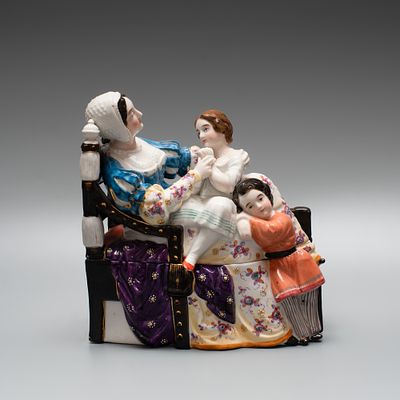 Шкатулка "Мать с детьми". Германия, 19 век. 
Фарфор, роспись, глазурь. 
Высота: 18 см. 

