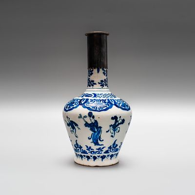 Вазочка 17 века &laquo;Жанровая сцена&raquo;. Голландия, Делфт, 17-18 вв. 
Фарфор, подглазурная роспись 