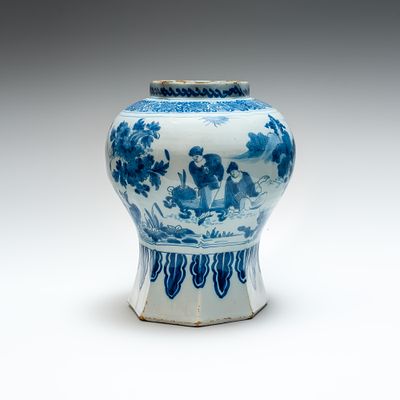 Ваза &laquo;Китайский сад&raquo;. Голландия, Делфт, XVIII в. (до 1730 г.). 
Фаянс, глазурь, подглазурная 