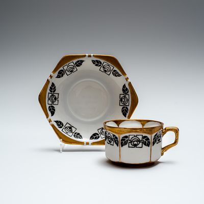 Чайная пара Ар деко &laquo;Ч&euml;рные цветы&raquo;. Европа, 1я четверть 20 века. 
Фарфор, роспись, позолота. 