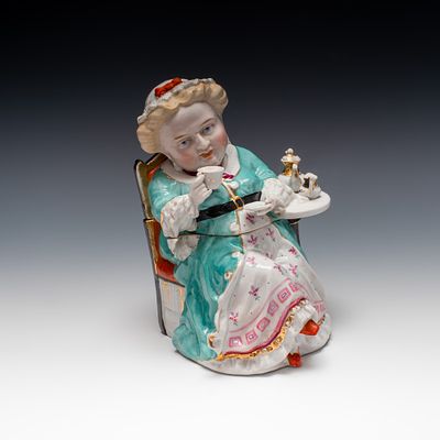 Фигурная шкатулка &laquo;Чаепитие&raquo;. Германия, 2я половина 19 века. 
Фарфор, формовка, надглазурная 