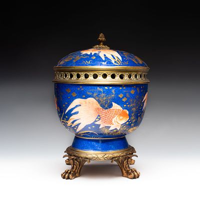 Чаша с крышкой c золотыми рыбками. Китай, середина 20 века. 
Фарфор, кобальт, надглазурная 