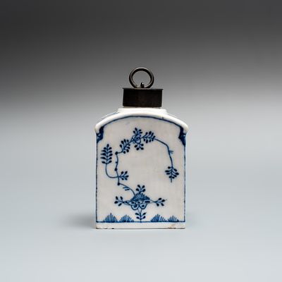 Фарфоровая чайница с серебряной крышкой. Германия, 18 век. 
Фарфор, подглазурная роспись 