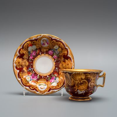 Франция, 19 век. 
Фарфор, роспись, позолота. 
Высота чашки: 6 см. 
