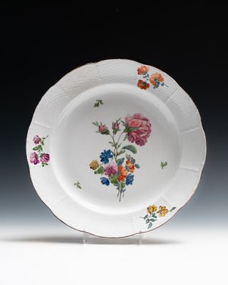 Тарелка с цветочным декором. Российская империя, ИФЗ, 1796-1801-е годы. 
Фарфор, формовка 