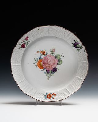 Тарелка мелкая из Вседневного сервиза. Российская империя, ИФЗ, 1780-1796-е годы. 
Фарфор 