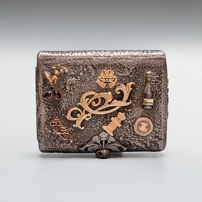 Портсигар в стиле &laquo;самородок&raquo; с многочисленными накладками. Серебро, золочение внутри. 
Клейма: 