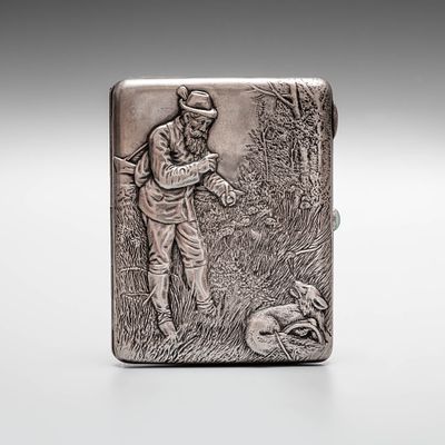 Портсигар &laquo;Охотник и лиса&raquo;. Серебро, золочение внутри. 
Клейма: 84, ИС 
Вес: 195 гр. 

