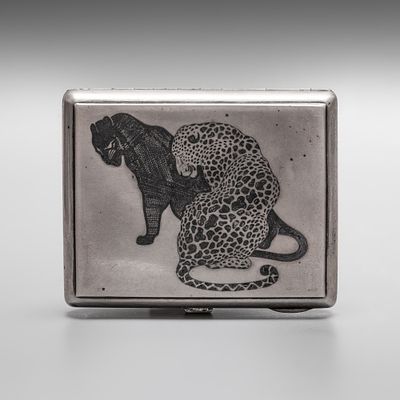 Портсигар &laquo;Пантера и пума&raquo;. Серебро, чернь. 
Клейма: 84, НТ 
Вес: 151 гр. 
Размеры: 10 х 8 